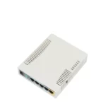Punto de acceso de 2,4 GHz con cinco puertos Ethernet y salida PoE en el puerto 5. Tiene una CPU de 600 MHz, 128 MB de RAM y un puerto USB.